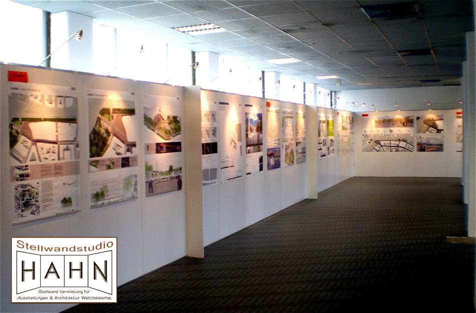 Foto: Ständerpinnwand zur Architektur Ausstellung in Leipzig